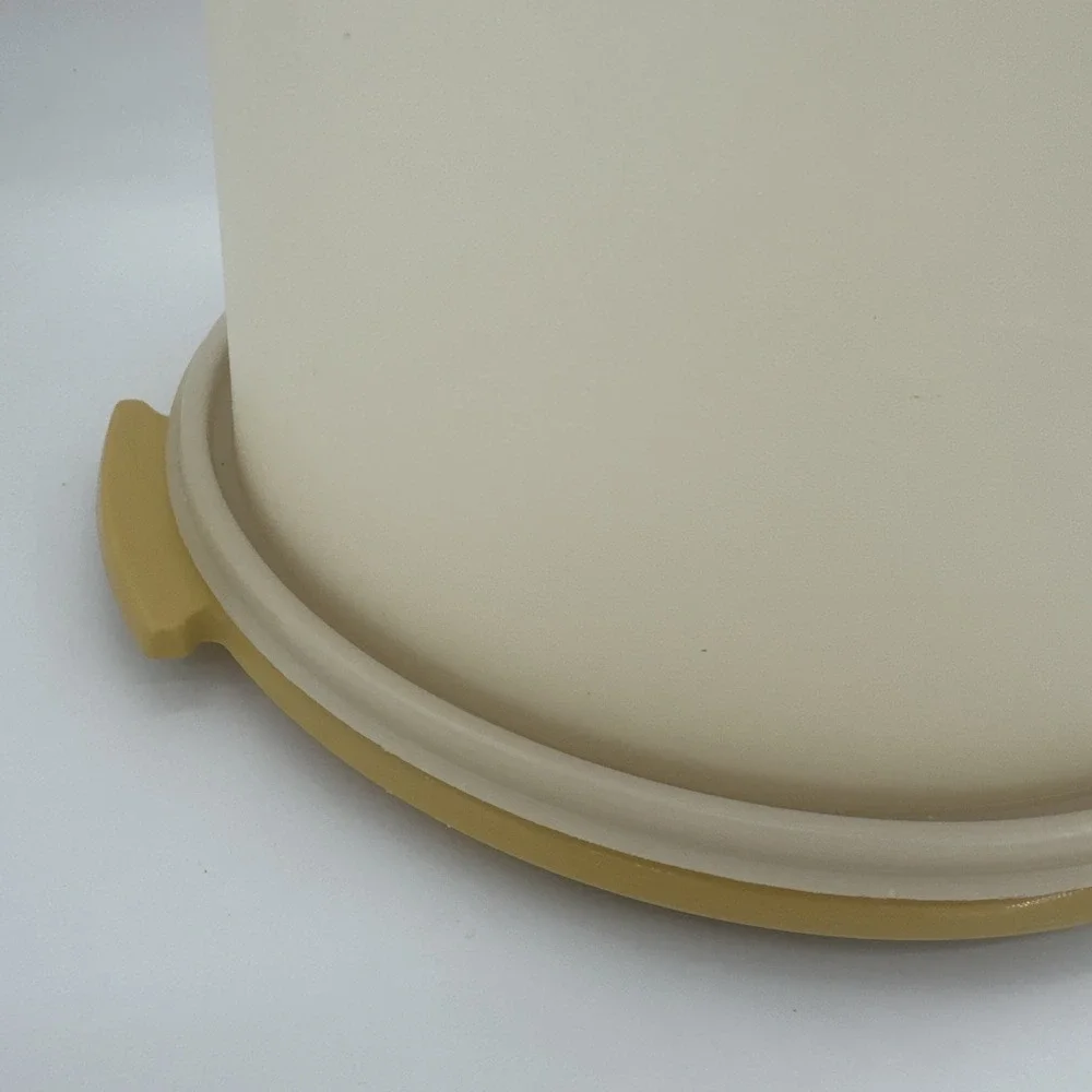 Vintage Tupperware Round Cake Taker Carrier 684-7 Yellow‎ 10 Inch